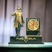 Настольные часы «Петр I» из бронзы и змеевика — оригинальный подарок — фотография 1