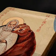 На память: Икона деревянная "Пр. Серафим Саровский с медведем — фотография 8