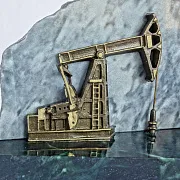 Настольные часы «Нефтяная качалка» из бронзы и змеевика — красивый подарок — фотография 2