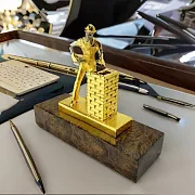 В подарок: Подставка под ручку "Строитель". Позолоченная — фотография 1