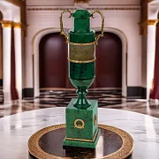 На память: Ваза «Амфора» из малахита и яшмы — фотография 1