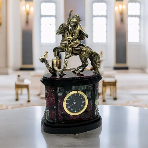 Каминные часы из эвдиалита и долерита с Георгием Победоносцем — необычный подарок