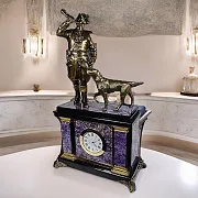 Каминные часы «Охотник» из чароита и долерита — оригинальный подарок — фотография 1
