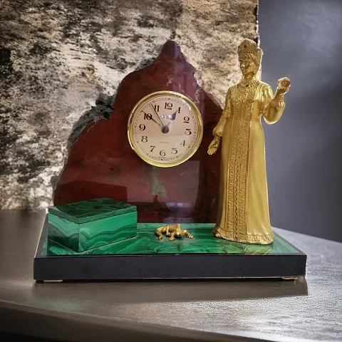 Часы «Хозяйка Медной горы» с малахитом и яшмой — необычный подарок
