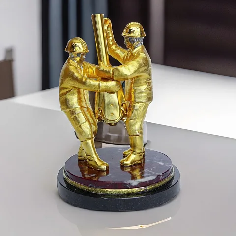 Бронзовая композиция «Нефтяники» с яшмой и позолотой — красивый подарок