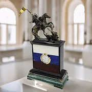 Настольные часы «Георгий Победоносец» с российским флагом в подарок — фотография 1